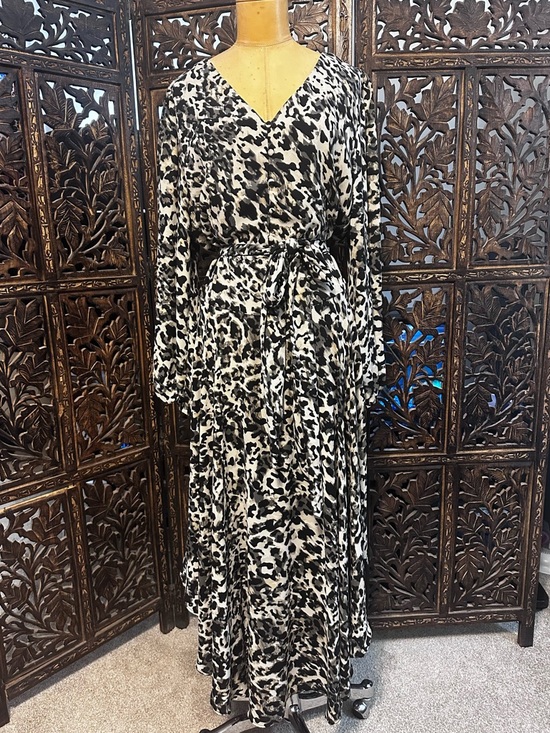 Vince Camuto Dresses & Skirts - Vince Camuto Size XL Black & White Animal Print Belted V-Neck Maxi Dress
